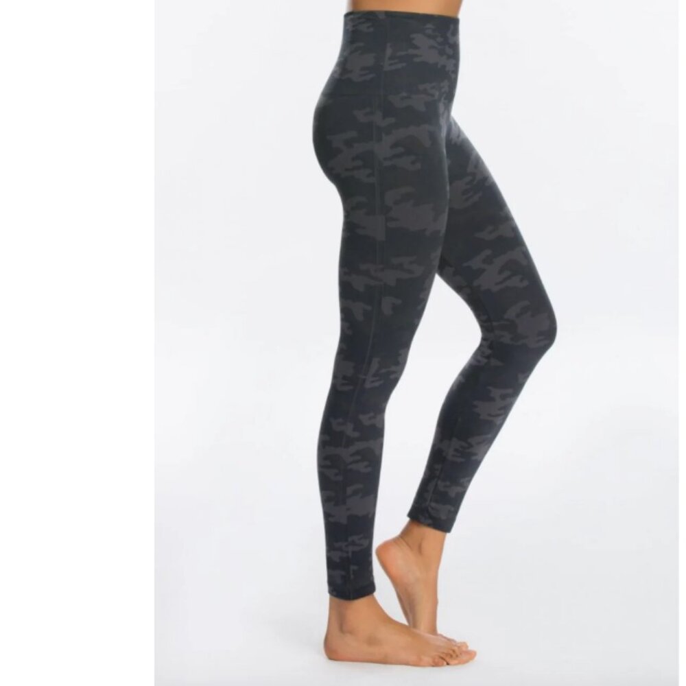 New SPANX Look At Me Know Leggings in Black Camo Medium